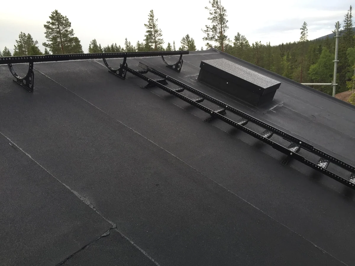 Takstege och gångbrygga monterade på ett papptak i Sälen.